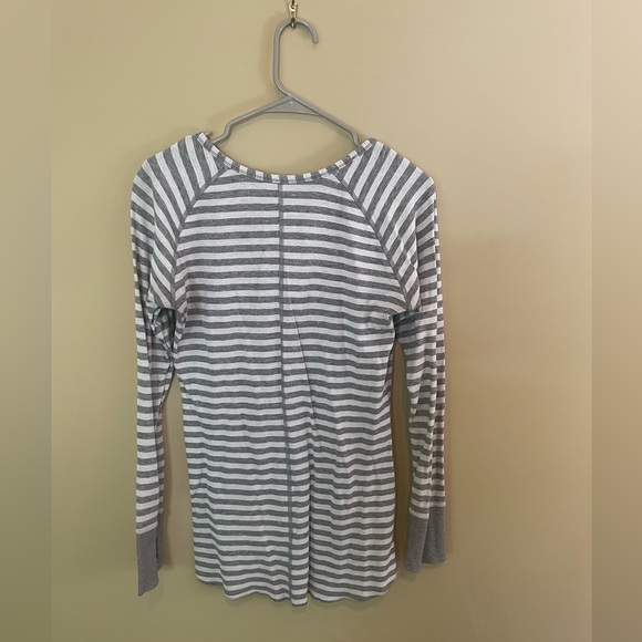 LULULEMON sz S/M, 8, Open Your Heart L/S, grey & white stripe, reversible - Picture 2 of 9